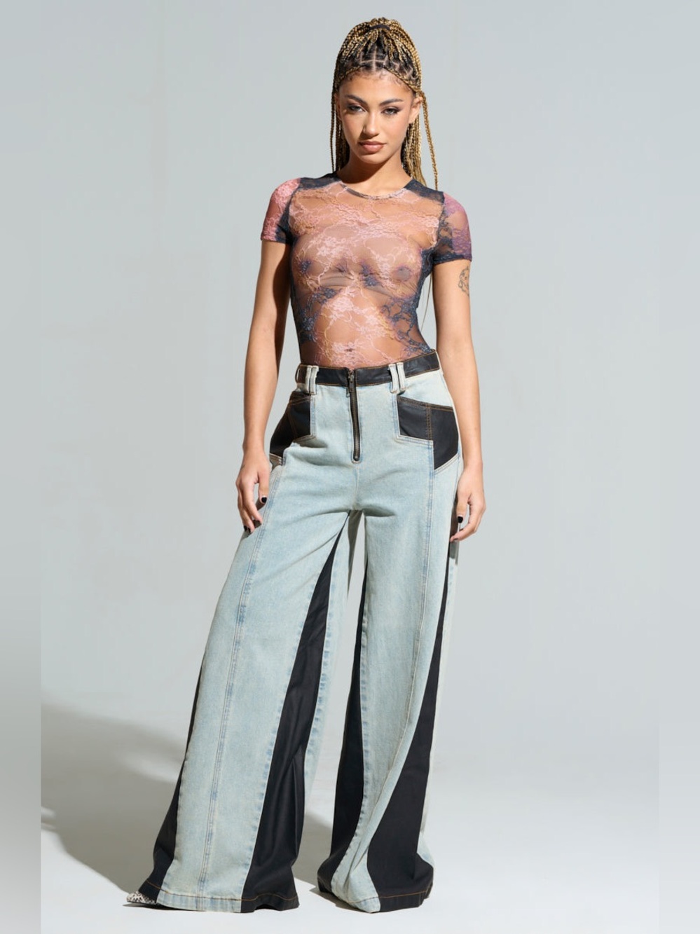 AKIRA Light Wash Wide-Leg Jeans with Black Panels
